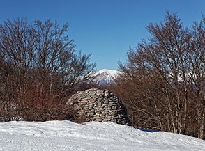 La prima caciara (caratteristico ricovero pastorale di pietra) incontrata lungo la salita verso il Monte Girella.