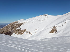 Vista verso il Monte Piselli (al centro) dal Fosso il Vallone.