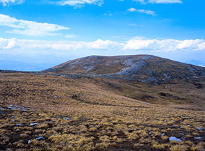Il piano sommitale del Monte Girella.