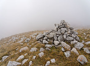 L&rsquo;ometto di pietre sulla Cima Este di Monte Godi.