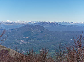 Il Monte Alpi ed il massiccio del Sirino ripresi dalla Cresta Ovest del Monte Grattaculo.