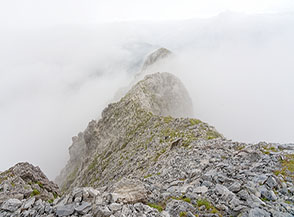 Come una gigantesca coda la Cresta Nord-Ovest del Monte Grondilice si perde nella nebbia.