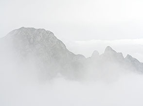 Il Monte Pisanino traspare tra la nebbia di una giornata uggiosa.