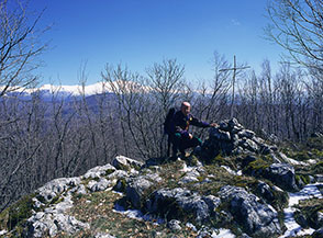 Sulla cima di Monte Guardia d&rsquo;Orlando, sullo sfondo i Monti del Velino.