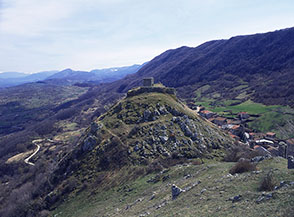 La Rocca di Tremonti, sulla dx il paese.