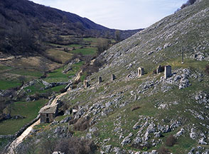 I ruderi della chiesetta di Santa Maria e le edicole superstiti della Via Crucis, sulla sx la Valle di Pratolungo.