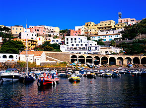 L&rsquo;ingresso del porticciolo di Cala Santa Maria.