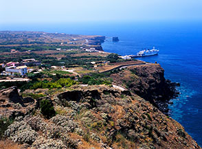 La costa settentrionale di Ustica vista dalla cresta di Rocca Falconiera.