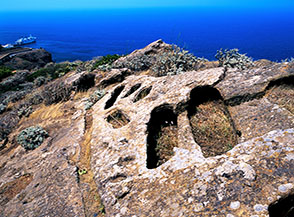 Tombe a fossa nella necropoli romana di Rocca Falconiera.