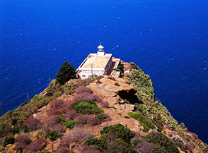 Faro di Punta dell&rsquo;Omo Morto a picco sul mare.