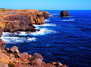Le falesie della costa settentrionale di Ustica, all&rsquo;altezza dei Faraglioni.