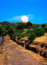 La stradina che risale il fianco occidentale del Monte Guardia Grande fino alla grande cupola geodetica della stazione meteorologica.