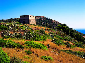 Torre Santa Maria sulla costa orientale di Ustica.