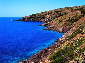 Il mare turchese rinfresca l&rsquo;assolata costa meridionale di Ustica a Punta dell&rsquo;Arpa.