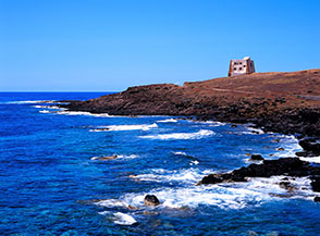 La costa con la torre a Punta dello Splmatore.