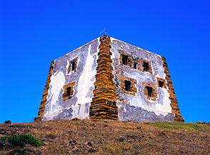 La possente Torre dello Splmatore sulla costa occidentale di Ustica.