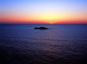 L&rsquo;ultimo spicchio di Sole tramonta dietro lo Scoglio del Medico a Ustica.