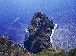 Il Faraglione e il Faro della Guardia visti dalla cima di Monte della Guardia.