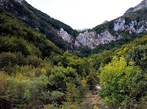 I salti di roccia del Malopasso (si scorge al centro un&rsquo;esile cascata) che interrompono la parte centrale di Valle Scura.