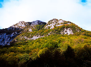 Rupi rocciose sul fianco di Valle Scura nei pressi di Passo Porcini.