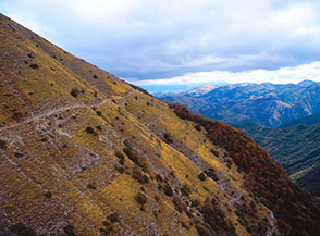 Il marcato traverso che dal Rifugio Porcini conduce verso Fonte dei Cavalli.