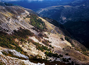 Il vasto terrazzo prativo alle pendici orientali di Monte i Porcini, dove sorge l&rsquo;omonimo rifugio.