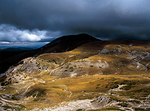 Oscuri e gravidi nuvoloni si addensano sopra il Monte di Cambio e la vasta Conca di Maiolica.