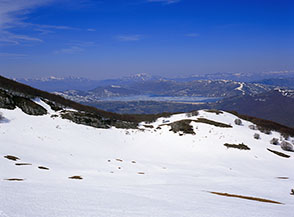 Ai piedi della Valle del Paradiso vista sul Lago, semighiacciato, di Campotosto.