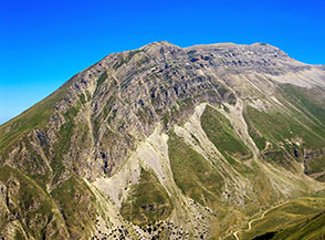 La possente dorsale del Monte Corvo vista dal Morrone.
