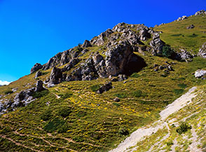 Formazioni rocciose sul fianco del Fosso della Stanga.