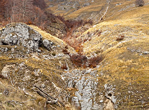 Il punto dove il sentiero che sale al Monte Ritornello attraversa il fosso della Valle dell&rsquo;Inferno.