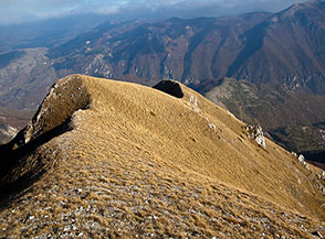 La sinuosa ed elegante Cresta Est del Monte Valloni.