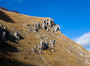Scorcio su degli speroni rocciosi sul fianco della Cresta Est del Monte Valloni.