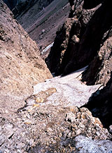 L&rsquo;incassato e severo canalino roccioso che conduce alla Forchetta di Santa Colomba da nord.