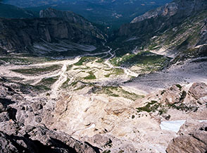 Dalla Cresta di Santa Colomba splendido affaccio sulla testata del Vallone di Fossaceca.