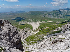 Vista su Campo Imperatore dalle Torri di Casanova, di fronte a noi il bianco fiume di ghiaie de la Faeta.