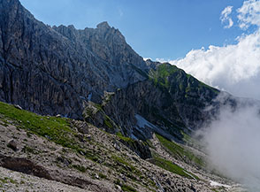 Vista sulla testata del Vallone di Fossaceca dove si delinea di fronte a noi la Cengia di Casanova su cui passa la Via delle Cimette.