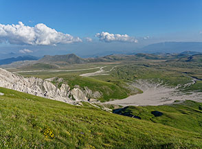 Scendendo dal Vado di Piaverano lo sguardo si ridistende sugli sconfinati prati di Campo Imperatore.