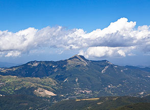 Il Monte Ventasso visto da la Nuda.