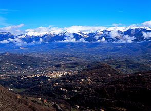 Vista su Atina, la Valle del Melfa ed i Monti della Meta (dalla strada dell&rsquo;acquedotto di Capo di China).