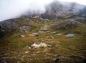La singolare conca carsica dei Cinque Pozzi, posta alle pendici del Monte la Silara.