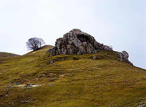Il grande sperone di roccia che domina la conca dei Cinque Pozzi.