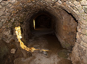 Ambiente interno della Rocca dei Frangipane a Tolfa.