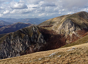 Vista sulla Valle Pozzoni con la bellissima formazione rocciosa dei Peschi dell&rsquo;Aquila (sulla dx).