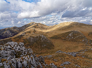 Dal Monte Prato panorama verso nord: sulla dx al sole il Monte Laghetto e sullo sfondo il Pozzoni.
