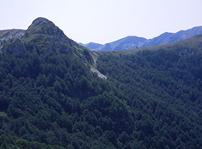 Il Balzo dei Tre Confini visto dal Monte Ceraso.