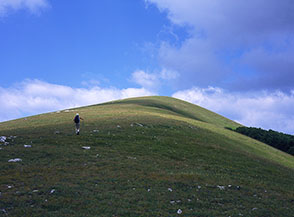 La larga dorsale erbosa della Cresta Est del Longagna.
