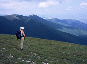 Uno sguardo a valle e sulla cresta del Romanella.