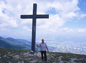 Sotto la grande croce su Monte Longagna.