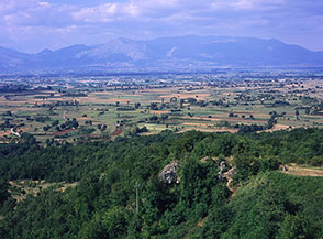 Vista sulla Piana del Fucino all&rsquo;inizio del sentiero dei Centopozzi.